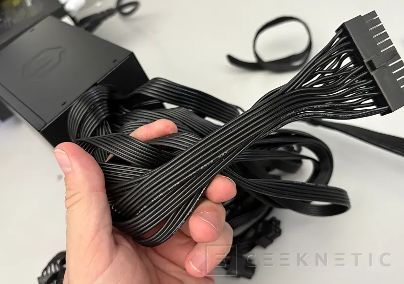 Geeknetic ENDORFY Enduro L6 850W Review: ATX 3.1 con certificación Platinum al precio de una Gold 7