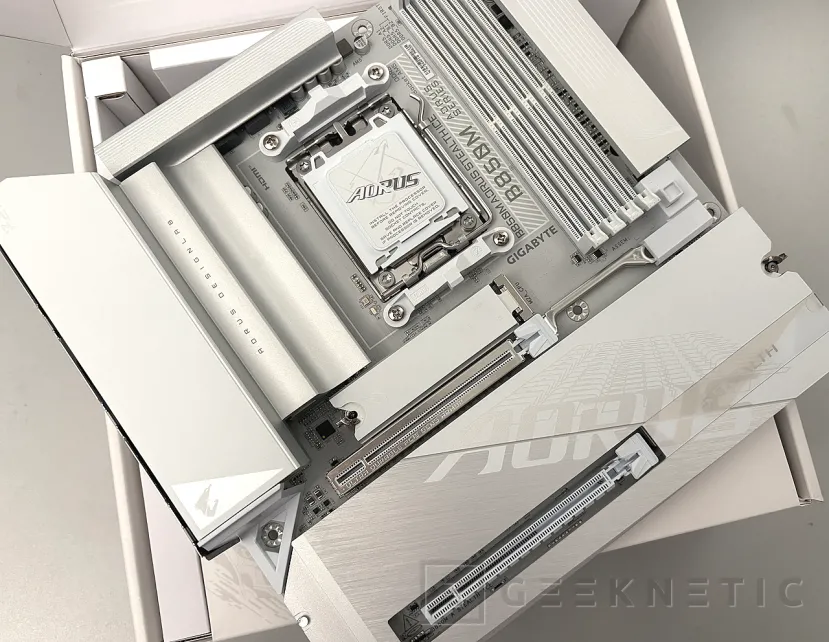 Geeknetic Gigabyte B850M AORUS STEALTH ICE Review: Cero Cables a la Vista, Máximo Rendimiento para AM5 3