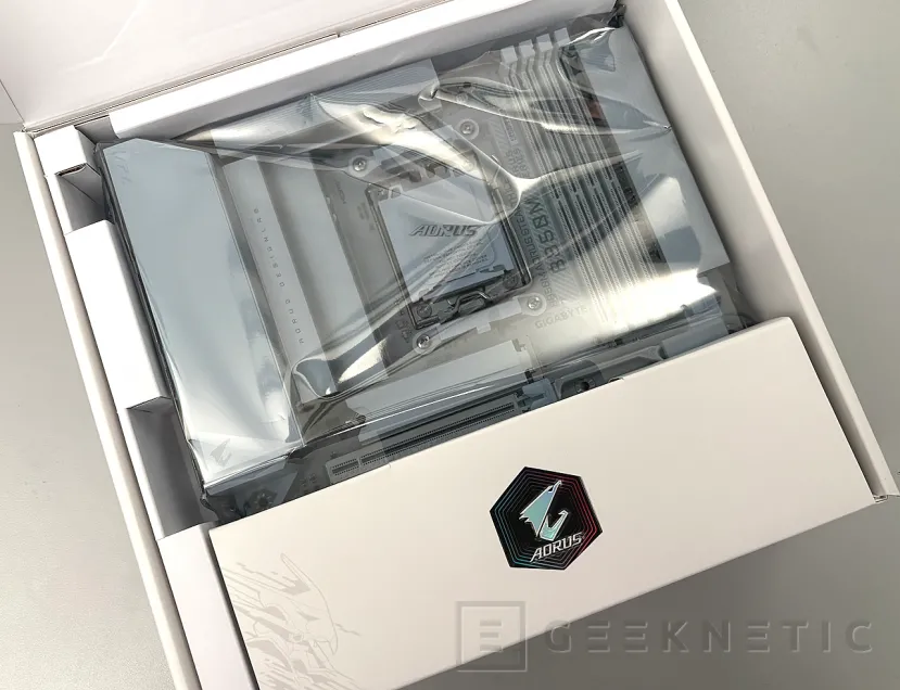 Geeknetic Gigabyte B850M AORUS STEALTH ICE Review: Cero Cables a la Vista, Máximo Rendimiento para AM5 2