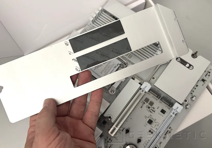 Geeknetic Gigabyte B850M AORUS STEALTH ICE Review: Cero Cables a la Vista, Máximo Rendimiento para AM5 6