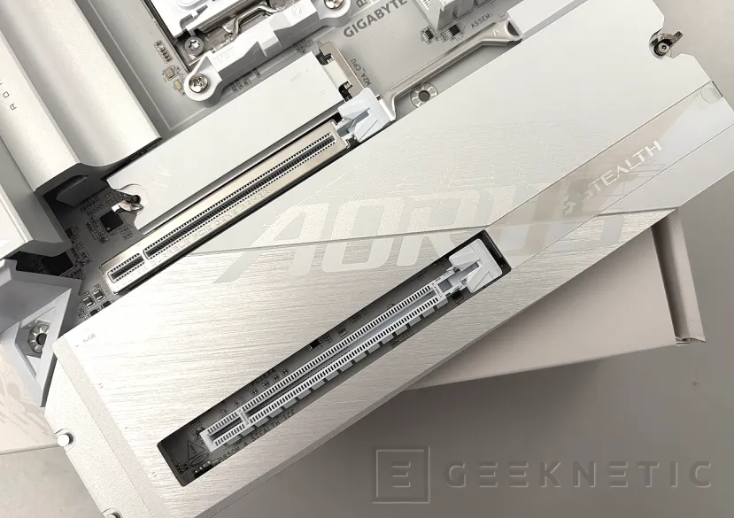 Geeknetic Gigabyte B850M AORUS STEALTH ICE Review: Cero Cables a la Vista, Máximo Rendimiento para AM5 5
