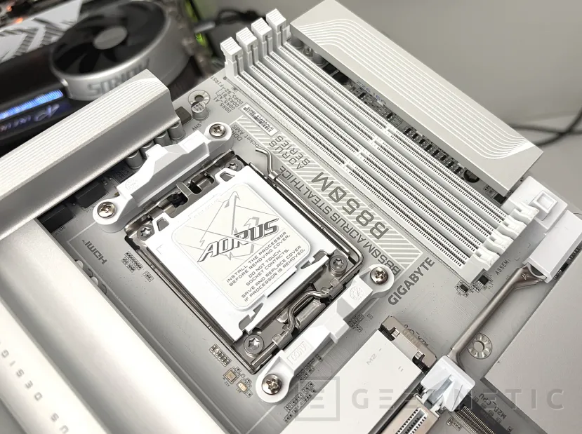 Geeknetic Gigabyte B850M AORUS STEALTH ICE Review: Cero Cables a la Vista, Máximo Rendimiento para AM5 4