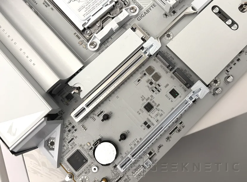 Geeknetic Gigabyte B850M AORUS STEALTH ICE Review: Cero Cables a la Vista, Máximo Rendimiento para AM5 7