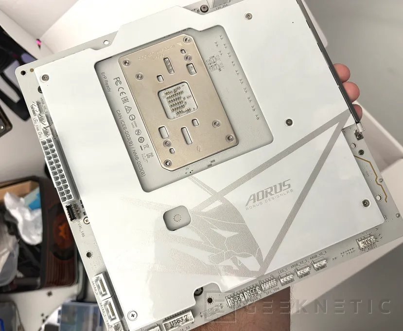 Geeknetic Gigabyte B850M AORUS STEALTH ICE Review: Cero Cables a la Vista, Máximo Rendimiento para AM5 13
