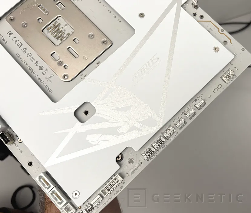 Geeknetic Gigabyte B850M AORUS STEALTH ICE Review: Cero Cables a la Vista, Máximo Rendimiento para AM5 12