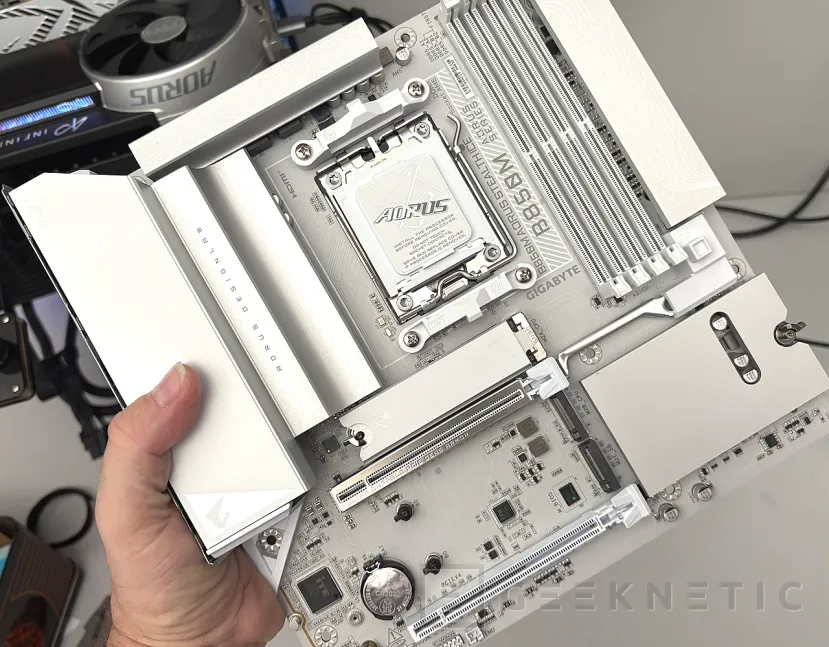 Geeknetic Gigabyte B850M AORUS STEALTH ICE Review: Cero Cables a la Vista, Máximo Rendimiento para AM5 15