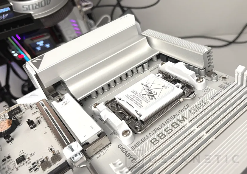 Geeknetic Gigabyte B850M AORUS STEALTH ICE Review: Cero Cables a la Vista, Máximo Rendimiento para AM5 14