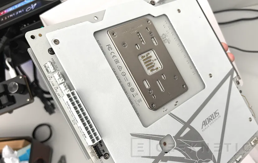 Geeknetic Gigabyte B850M AORUS STEALTH ICE Review: Cero Cables a la Vista, Máximo Rendimiento para AM5 16