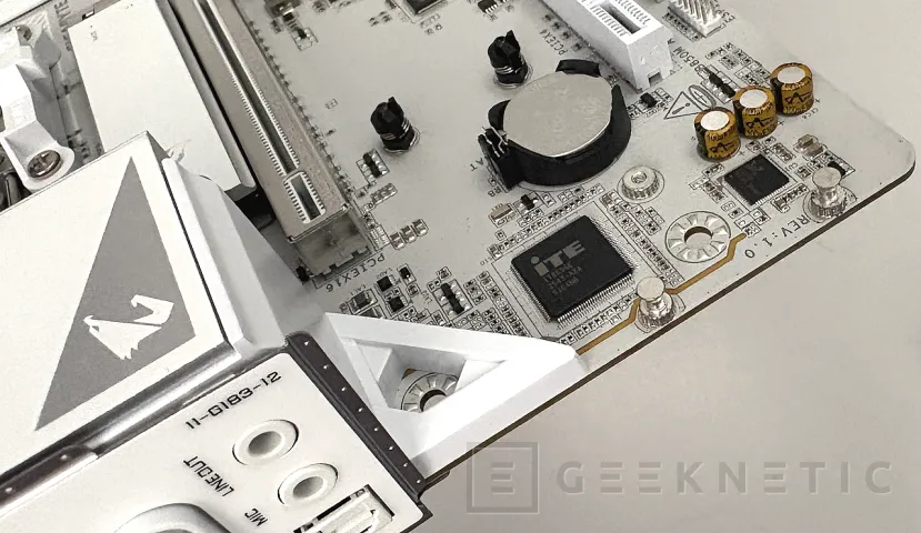Geeknetic Gigabyte B850M AORUS STEALTH ICE Review: Cero Cables a la Vista, Máximo Rendimiento para AM5 18