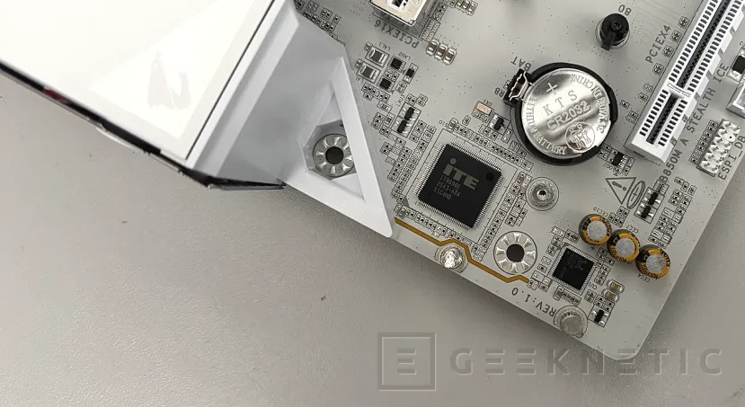Geeknetic Gigabyte B850M AORUS STEALTH ICE Review: Cero Cables a la Vista, Máximo Rendimiento para AM5 17