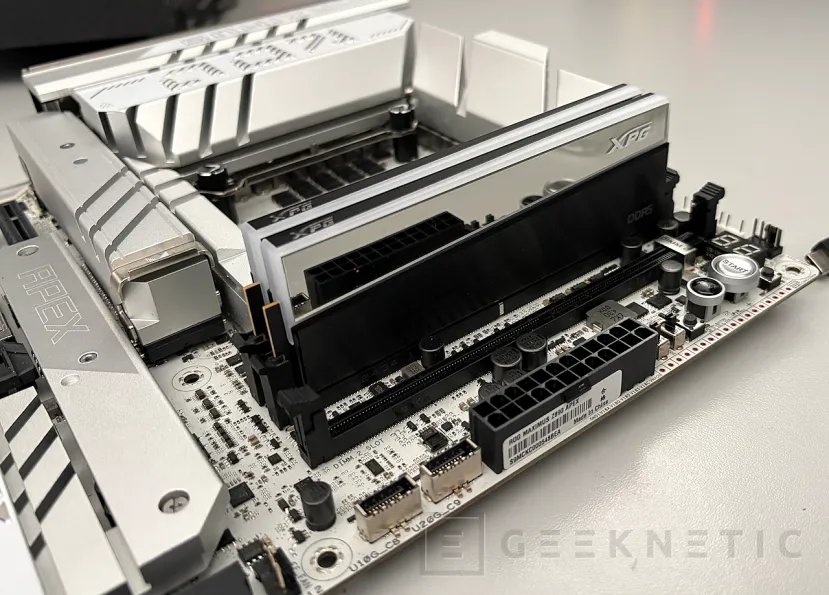 Geeknetic XPG NOVAKEY RGB DDR5 6000 C30 Review: Diseño Infinity Mirror y hasta 6800 MT/s sin tocar voltajes 6