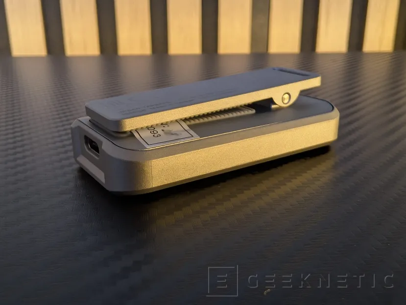 Geeknetic ADATA URBAN TAPSAFE Review: der SSD mit 2.000 MB/s mit NFC, der sich durch das Nähern des Handys entsperrt 5