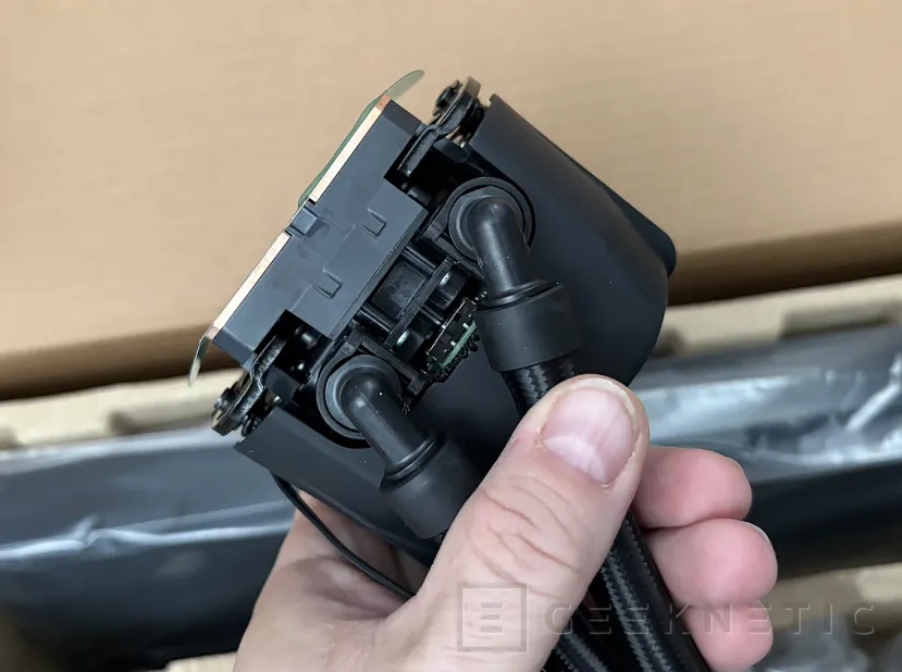 Geeknetic Noctua NL-LC1-36 AIO 360mm Review: Noctua se hace con la corona en AIO gracias a sus ventiladores y a una bomba de impulsión muy cuidada 3