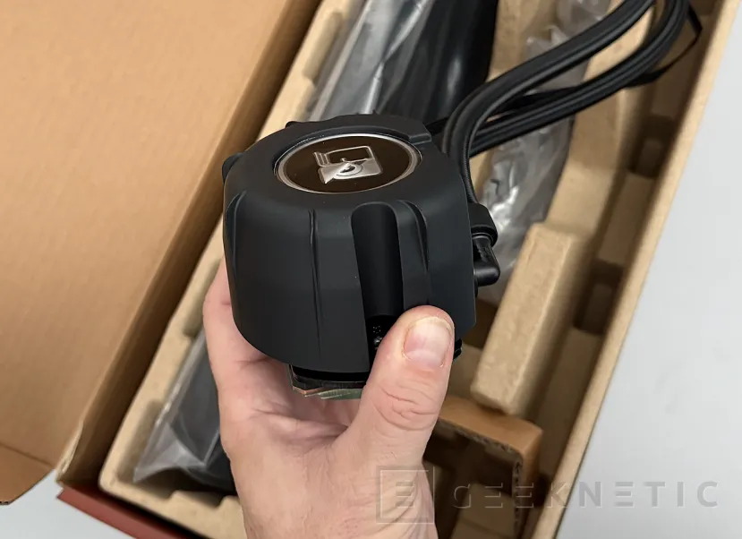 Geeknetic Noctua NL-LC1-36 AIO 360mm Review: Noctua se hace con la corona en AIO gracias a sus ventiladores y a una bomba de impulsión muy cuidada 5