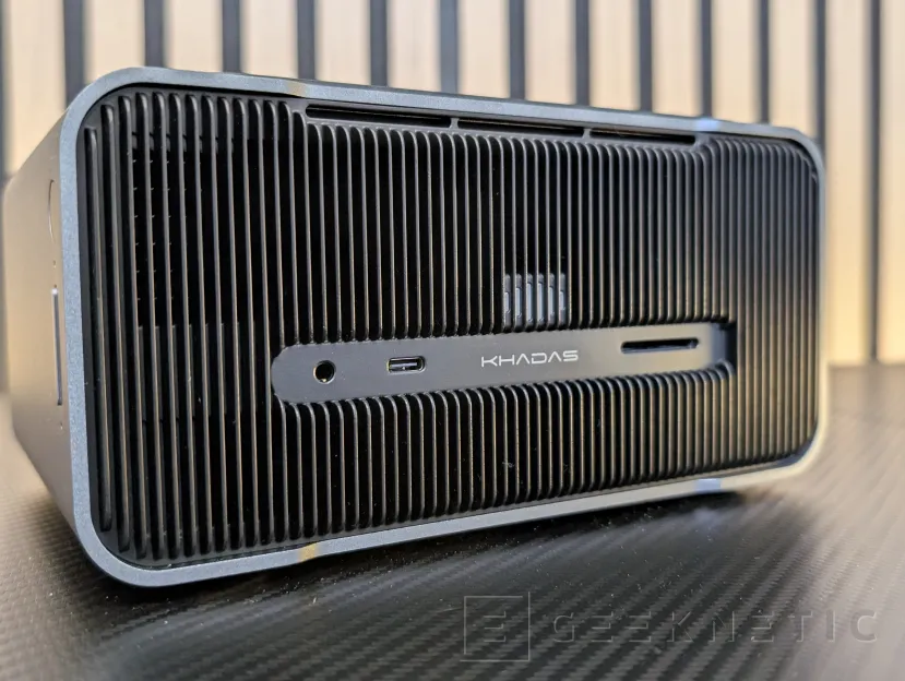 Geeknetic Khadas Mind 2 Review: un mini PC de solo 435 gramos que se transforma en portátil o en un sobremesa con una RTX 5060 Ti 24