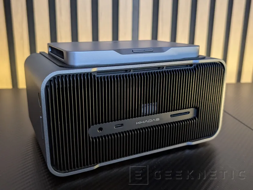 Geeknetic Khadas Mind 2 Review: un mini PC de solo 435 gramos que se transforma en portátil o en un sobremesa con una RTX 5060 Ti 27