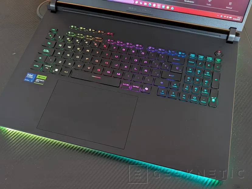 Geeknetic ASUS ROG Strix SCAR 18 (2026) G835LXG Review: El Core Ultra 9 290HX Plus y la RTX 5090 brillan sin limitaciones en el mejor portátil gaming del mundo 7