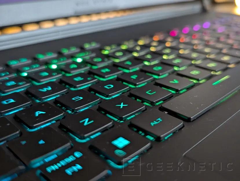Geeknetic ASUS ROG Strix SCAR 18 (2026) G835LXG Review: El Core Ultra 9 290HX Plus y la RTX 5090 brillan sin limitaciones en el mejor portátil gaming del mundo 8