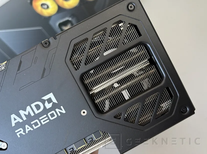 Geeknetic Sapphire AMD Radeon RX 9070 GRE Pulse Review: rendimiento 2k conseguido a base de mas frecuencia de GPU y un excelente sistema de disipación 7