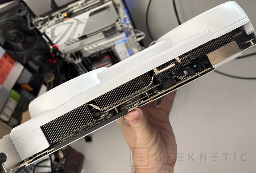 Geeknetic Gigabyte AORUS GeForce RTX 5080 INFINITY WOOD 16G Review: la RTX 5080 más elegante es, a la vez, la más potente de la marca 13