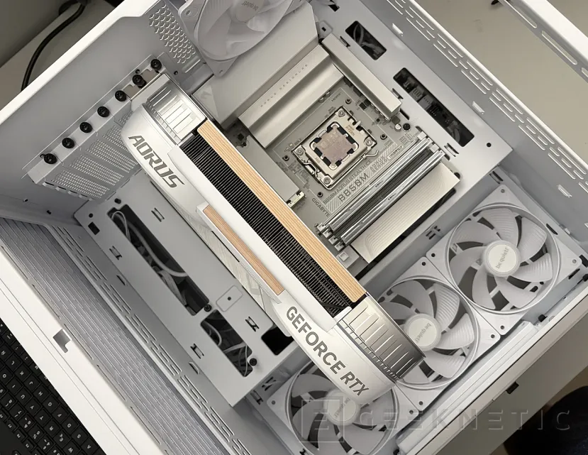 Geeknetic Gigabyte AORUS GeForce RTX 5080 INFINITY WOOD 16G Review: la RTX 5080 más elegante es, a la vez, la más potente de la marca 18