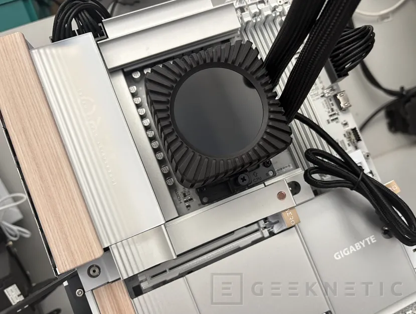 Geeknetic Be quiet! Light Loop IO LCD 360mm Review, magnífica gestión centralizada con una espectacular pantalla circular 24