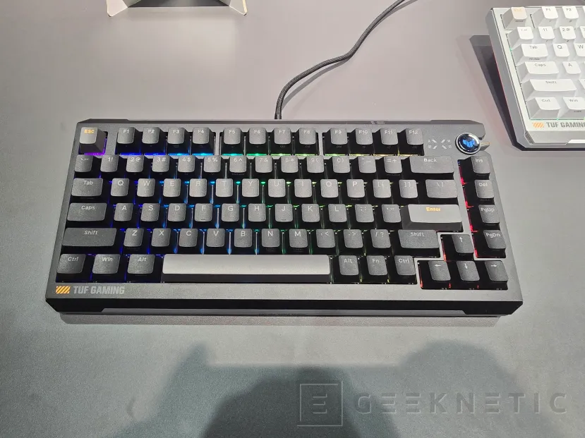 Geeknetic ASUS presenta el TUF GAMING K4 MAGNETIC, un teclado gaming con 8.000 Hz y distancia de actuación ajustable 4
