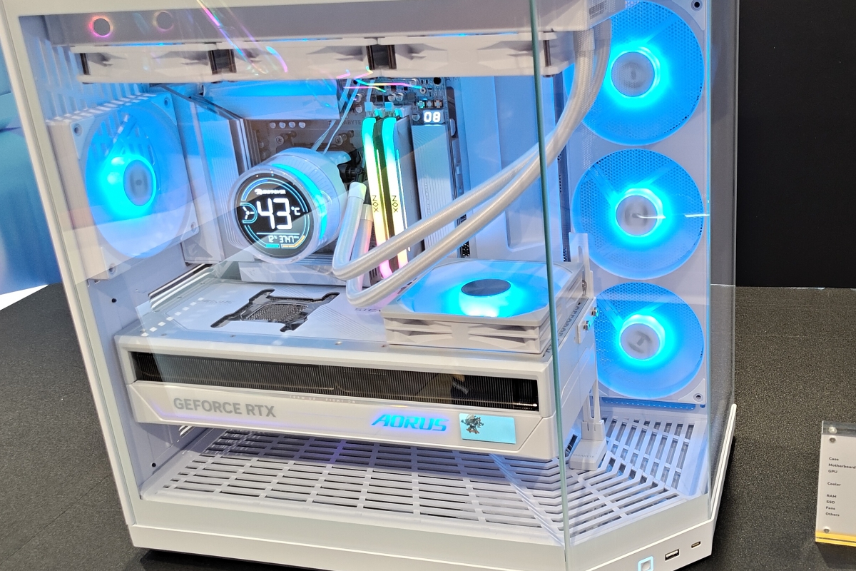 HYTE Y50 RGB: doble cámara, soporte para placas sin cables a la vista y 9 ventiladores por solo 99 dólares