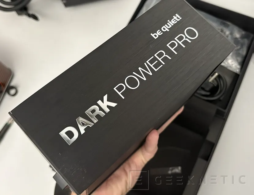 Geeknetic be quiet! Dark Power Pro 14 IO 1600W Review, Titanium, aluminio y control total con IO Center 9