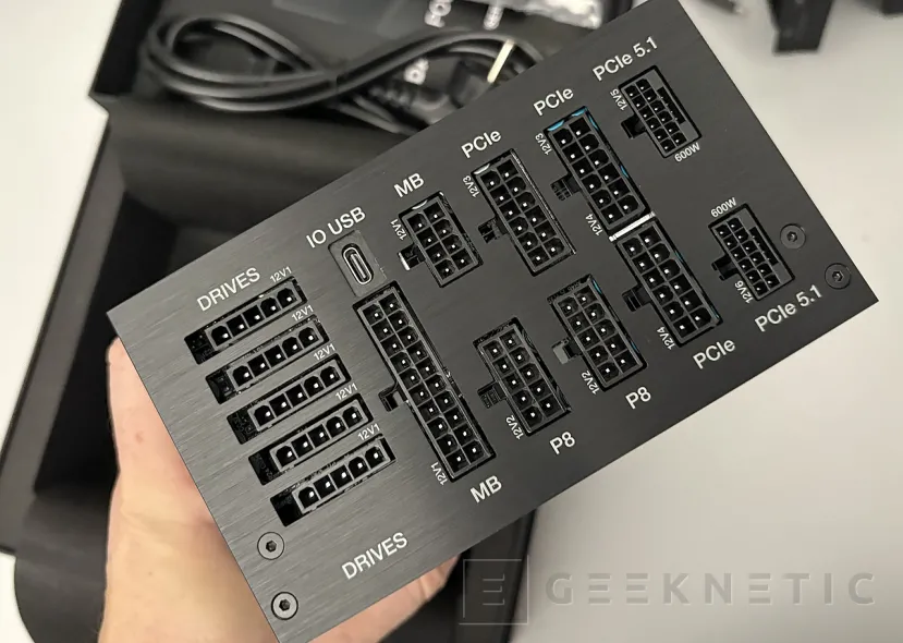 Geeknetic be quiet! Dark Power Pro 14 IO 1600W Review, Titanium, aluminio y control total con IO Center 7