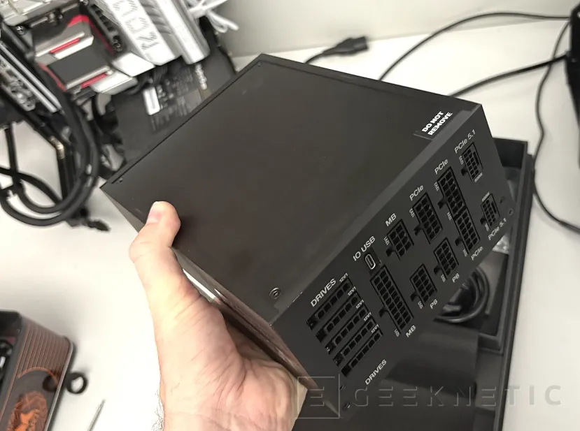 Geeknetic be quiet! Dark Power Pro 14 IO 1600W Review, Titanium, aluminio y control total con IO Center 8
