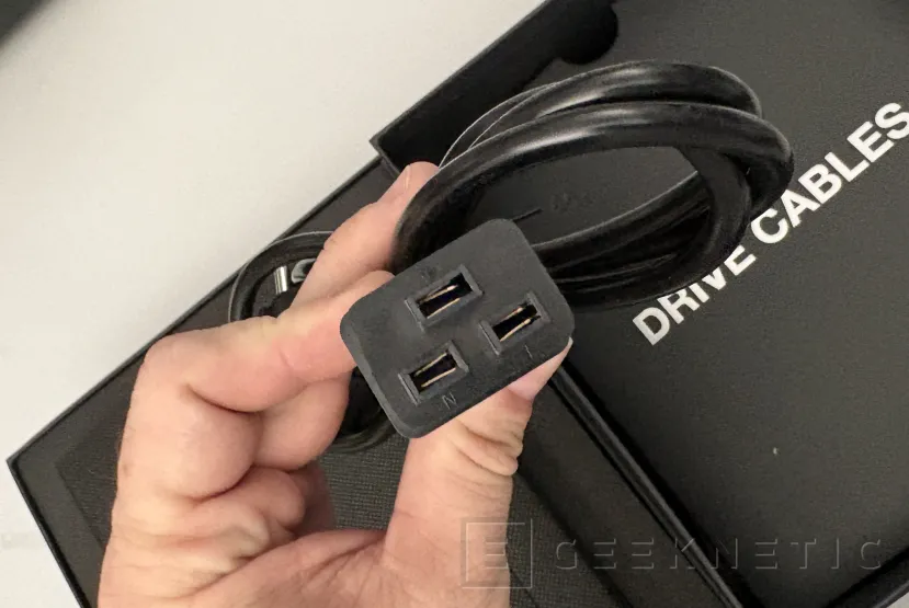 Geeknetic be quiet! Dark Power Pro 14 IO 1600W Review, Titanium, aluminio y control total con IO Center 4