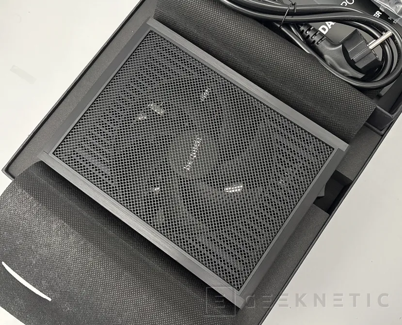 Geeknetic be quiet! Dark Power Pro 14 IO 1600W Review, Titanium, aluminio y control total con IO Center 5