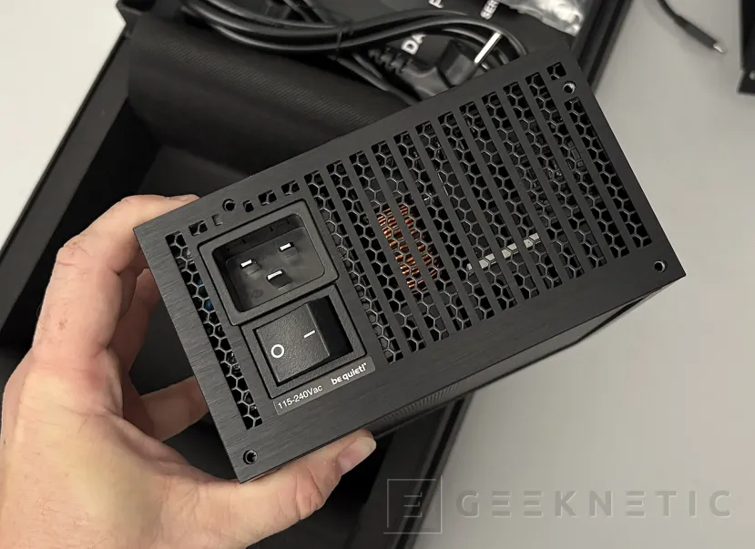 Geeknetic be quiet! Dark Power Pro 14 IO 1600W Review, Titanium, aluminio y control total con IO Center 10