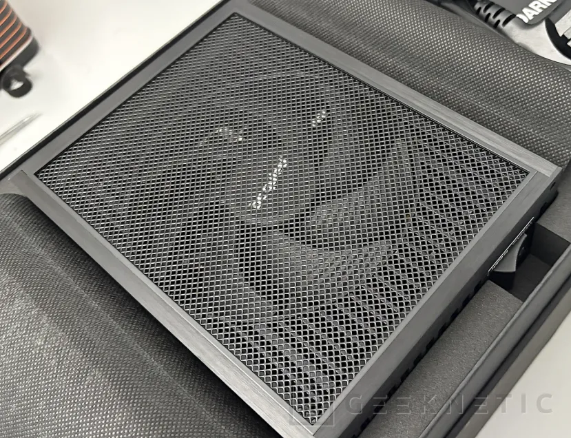 Geeknetic be quiet! Dark Power Pro 14 IO 1600W Review, Titanium, aluminio y control total con IO Center 15