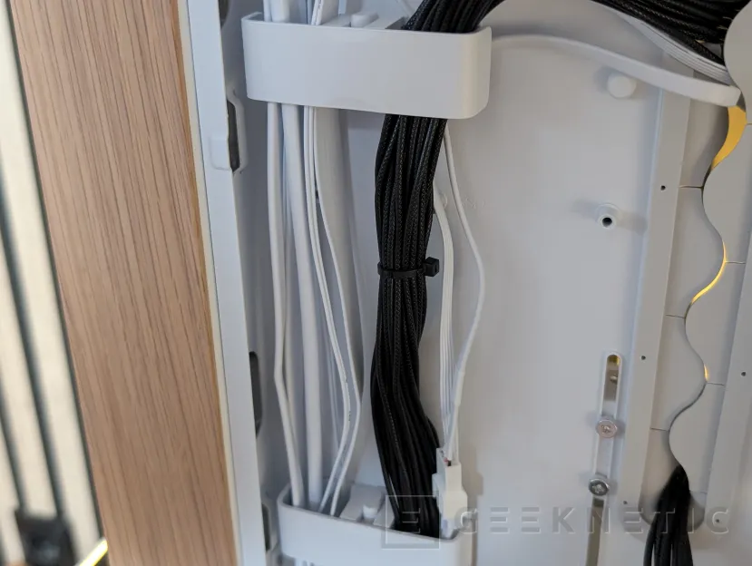 Geeknetic Fractal Design Summit Review: madera de roble curvada, mucho espacio y un montaje sorprendentemente cómodo 21