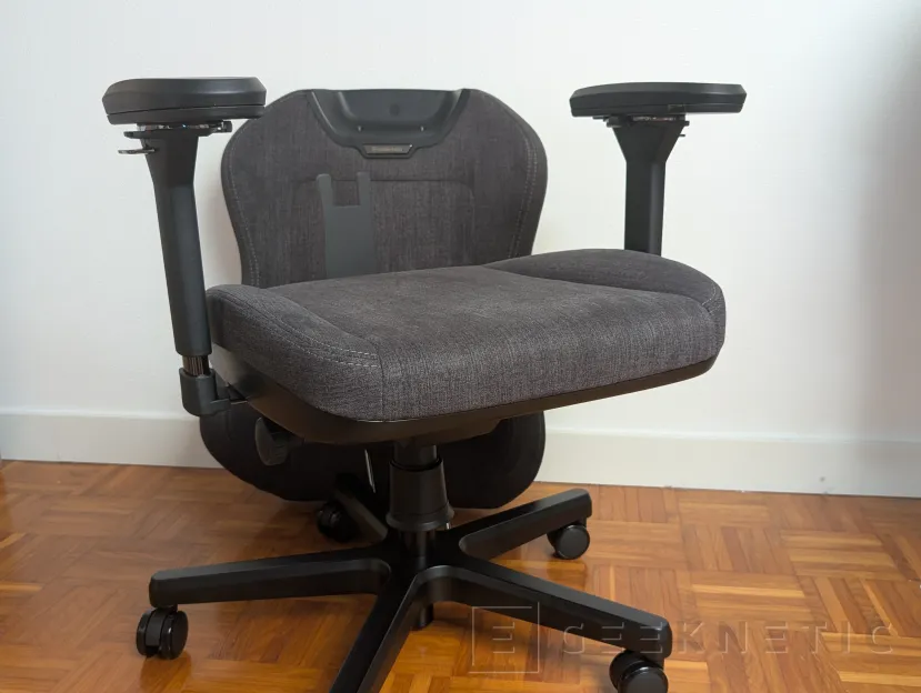 Geeknetic noblechairs AURA TX Antracita Review: gran ergonomía y un ajuste lumbar de primer nivel en un modelo inusualmente bajo para su categoría 9