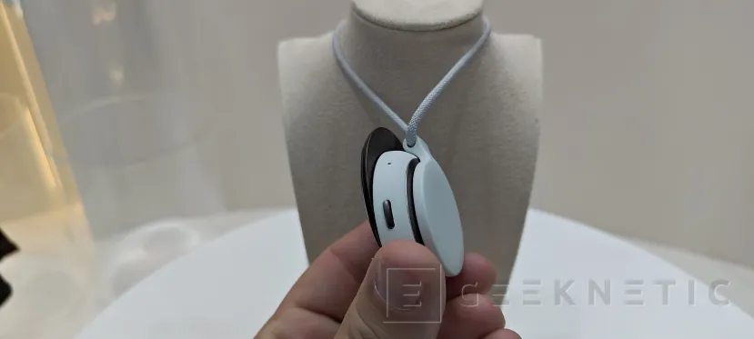 Geeknetic iKairos cambia de colgante a robot de sobremesa y conserva una memoria compartida 4