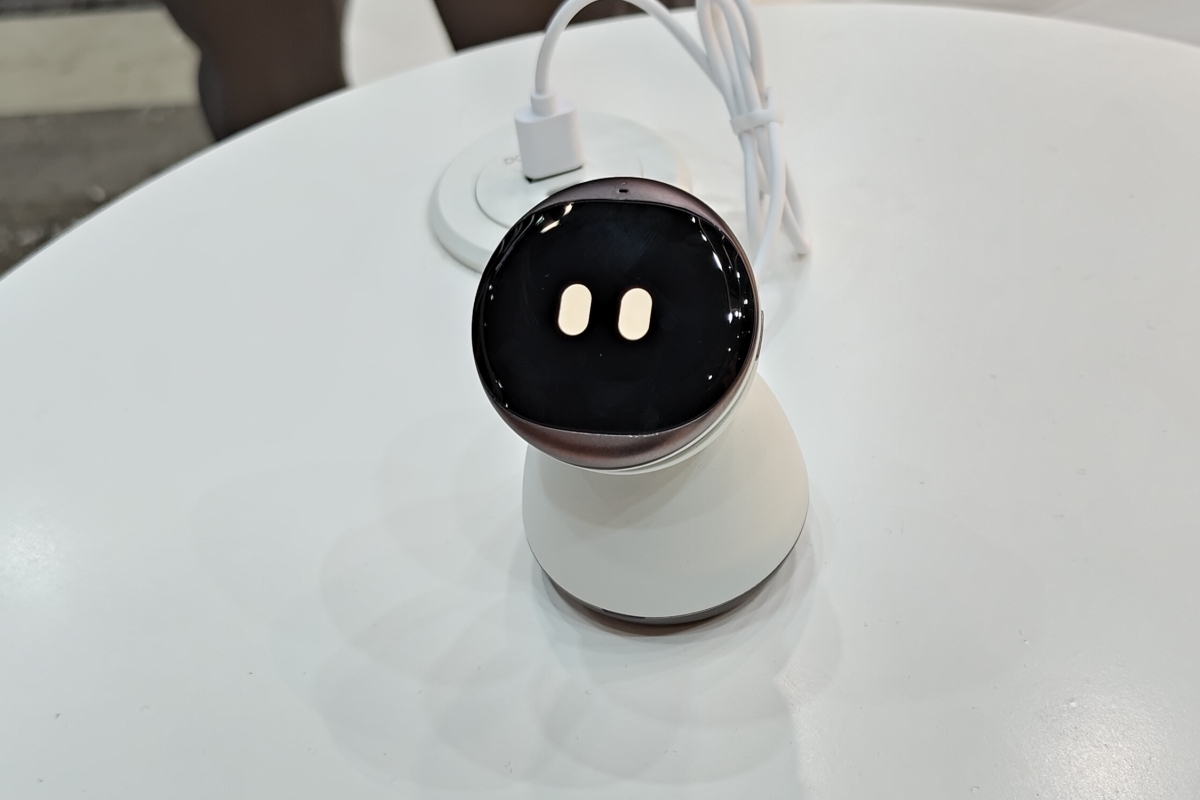 iKairos cambia de colgante a robot de sobremesa y conserva una memoria compartida