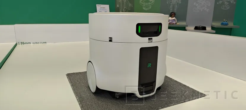 Geeknetic iRobot Roomba Duo transporta un segundo robot para limpiar debajo de los muebles 2