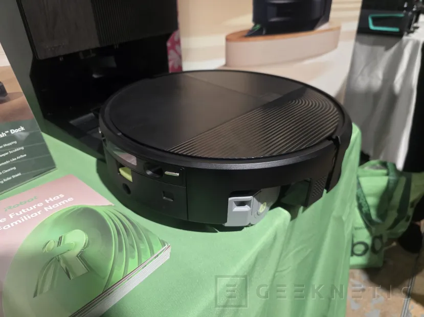 Geeknetic iRobot presenta su Roomba más avanzado con fregado ultrasónico y rodillo autolimpiable 2