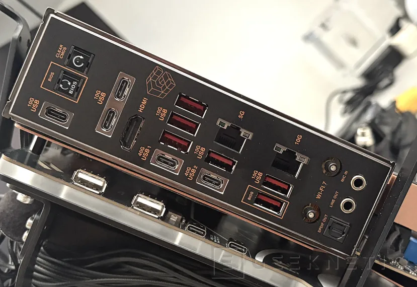 Geeknetic ASUS ROG CROSSHAIR 2006 14