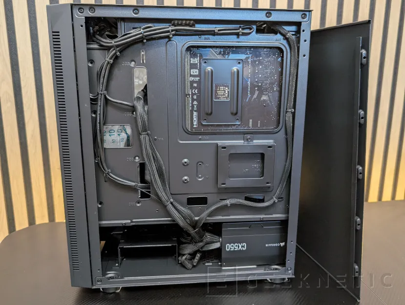 Geeknetic PCSpecialist MOMENTUM ELITE Review: Un PC gaming con RTX 5060 y recortes para quedarse en 1.000 euros en plena crisis del hardware 4