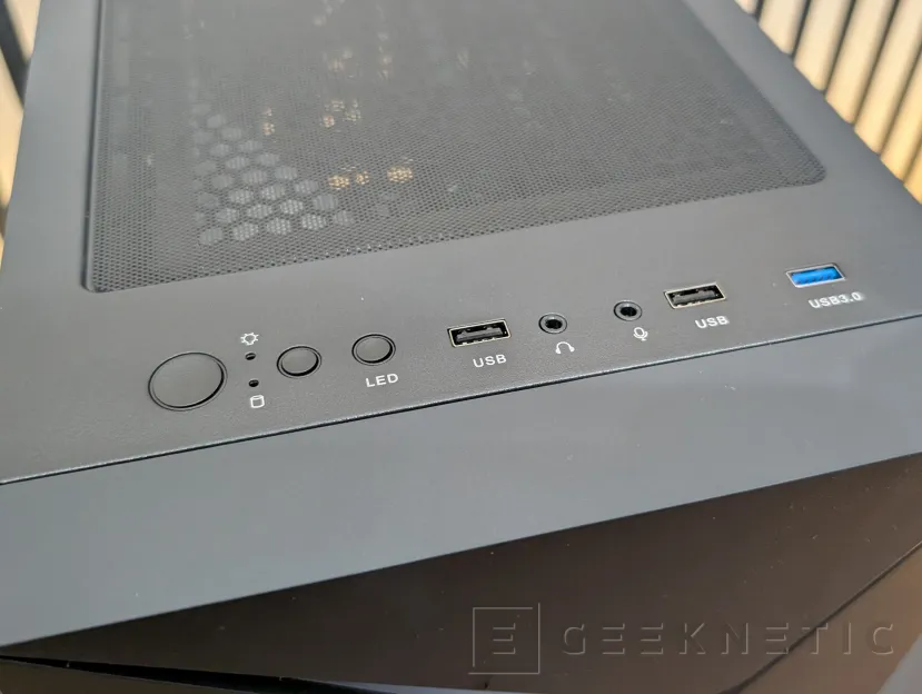 Geeknetic PCSpecialist MOMENTUM ELITE Review: Un PC gaming con RTX 5060 y recortes para quedarse en 1.000 euros en plena crisis del hardware 8