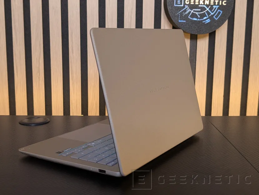 Geeknetic ASUS Zenbook 14 (UX3480) Review: el Zenbook más asequible deslumbra en acabados pero asume recortes importantes 3