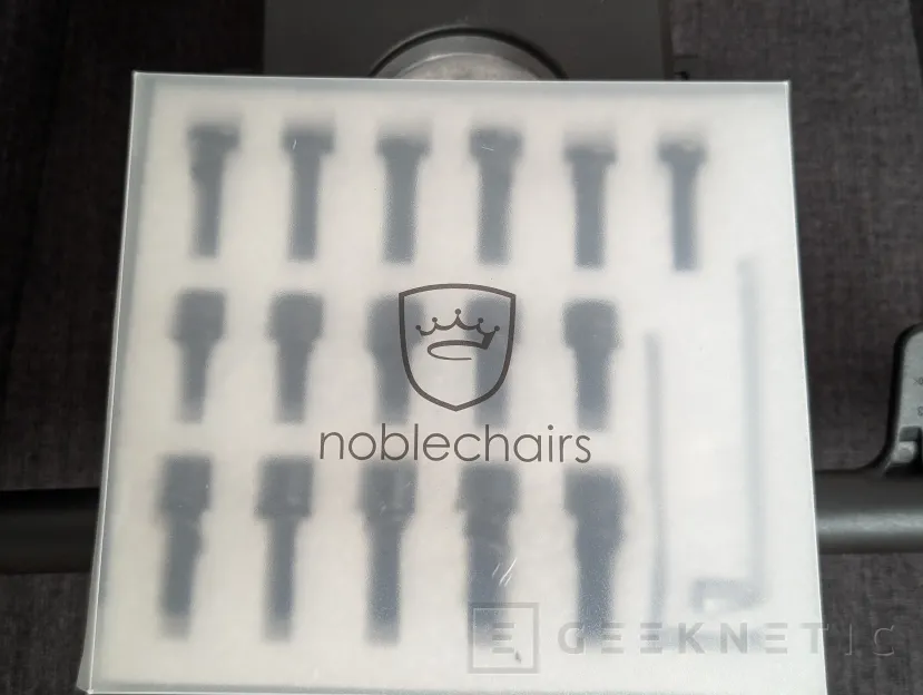 Geeknetic noblechairs AURA TX Antracita Review: gran ergonomía y un ajuste lumbar de primer nivel en un modelo inusualmente bajo para su categoría 2