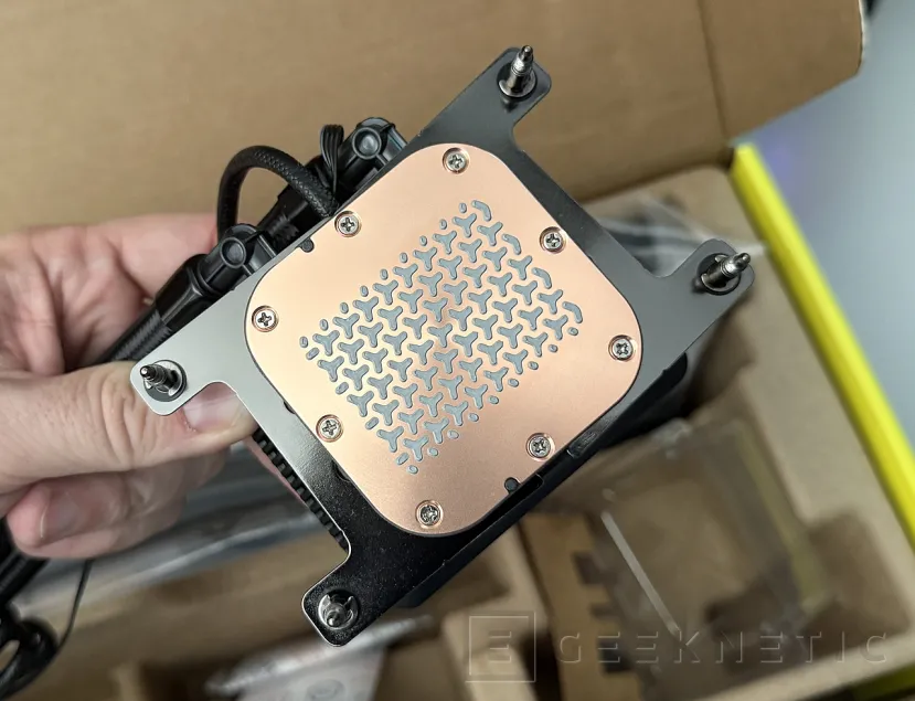 Geeknetic CORSAIR NAUTILUS II 360 RS LCD Review, ventiladores de marco unificado, bomba FlowDrive 2S y pantalla LCD por menos de 150 euros 9