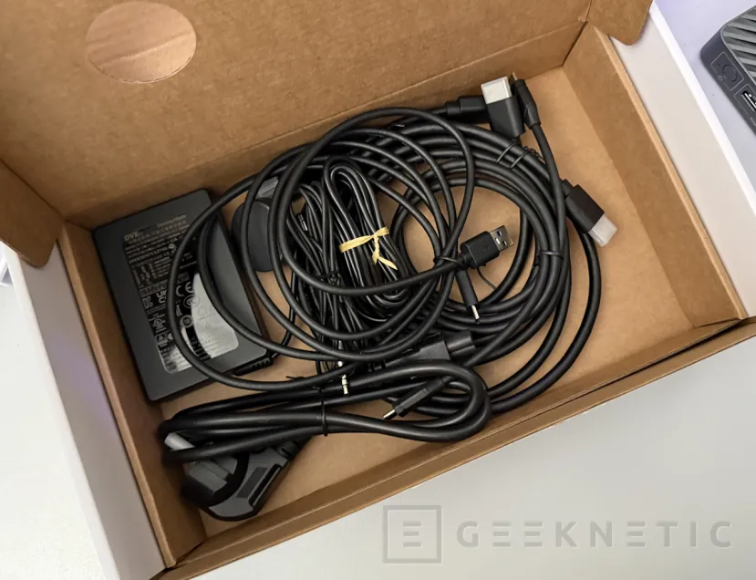 Geeknetic AV Access iDock B12 Review, el Dock Station definitivo con KVM para portátil y sobremesa gaming con carga, pantalla dual y conectividad de alta velocidad 4