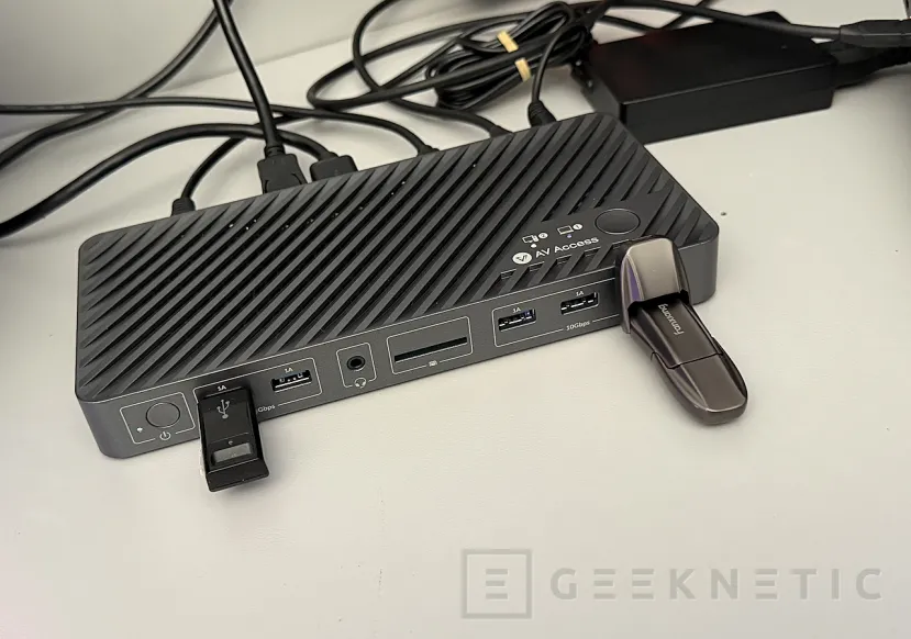 Geeknetic AV Access iDock B12 Review, el Dock Station definitivo con KVM para portátil y sobremesa gaming con carga, pantalla dual y conectividad de alta velocidad 12