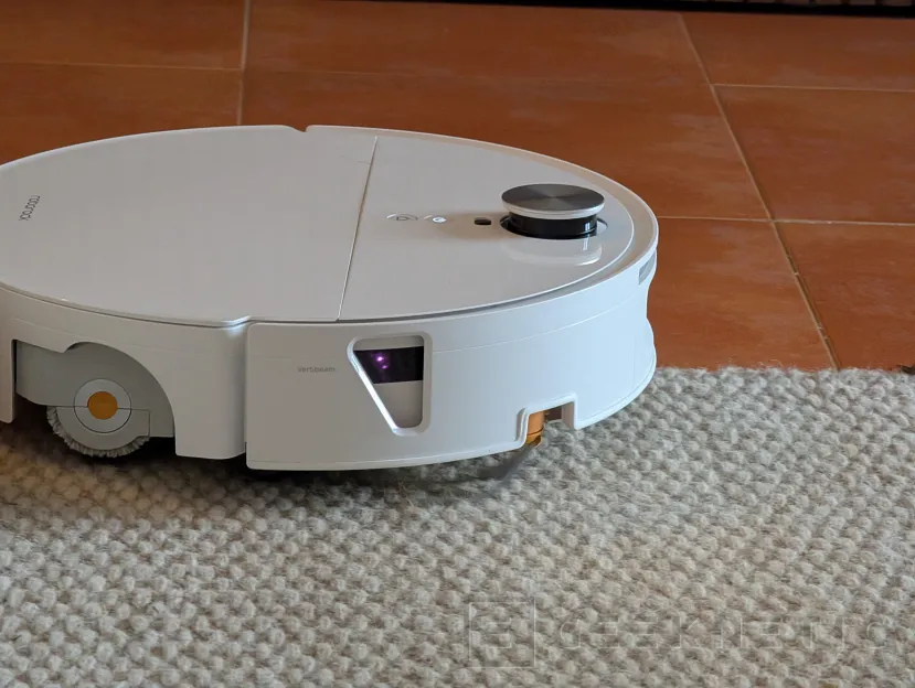 Geeknetic Roborock Saros 20 Flow Complete Review: probamos el nuevo buque insignia de Roborock con 36.000 Pa, LIDAR, IA y base de autolimpieza 40